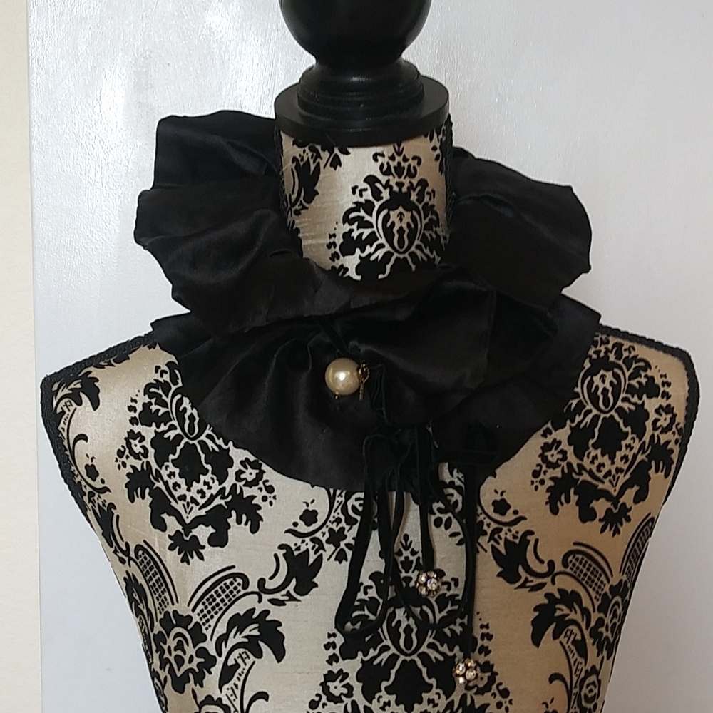 Betsey Johnson collar